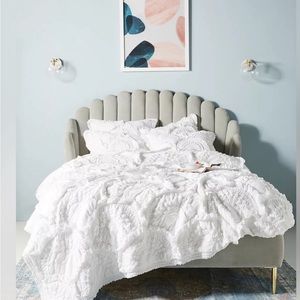 Anthropologie Rivulets Quilt Size King with two king size shams